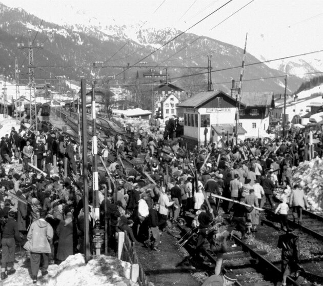 Schwarz-Weiß Foto vom Bahnhof St. Anton 1885.
