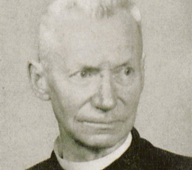 Schwarz-Weiß Portrait von Skilegende Pfarrer Müller aus Warth