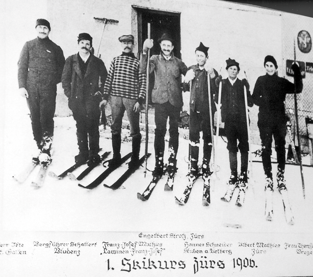 Eine Skigruppe beim ersten Skikurs in Zürs geleitet von Viktor Sohm