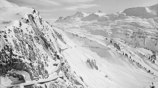 Auf diesem Bild sieht man die Arlbergpassstraße voll mit Schnee aus früheren Zeiten (Schwarz-Weiß)