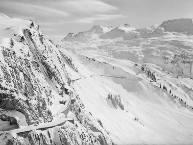 Auf diesem Bild sieht man die Arlbergpassstraße voll mit Schnee aus früheren Zeiten (Schwarz-Weiß)