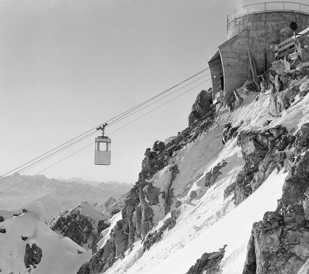 Gondel an der verschneiten Bergstation der Valluga Bahn.
