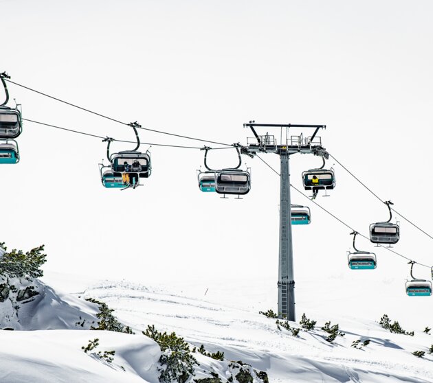 Ein Sessellift im Winter am Arlberg
