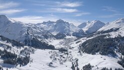 Lech-Zürs am Arlberg Luftaufnahme des Ortes Lech-Zürs am Arlberg
