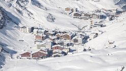 Luftaufnahme mit Blick auf den Ort Lech-Zürs