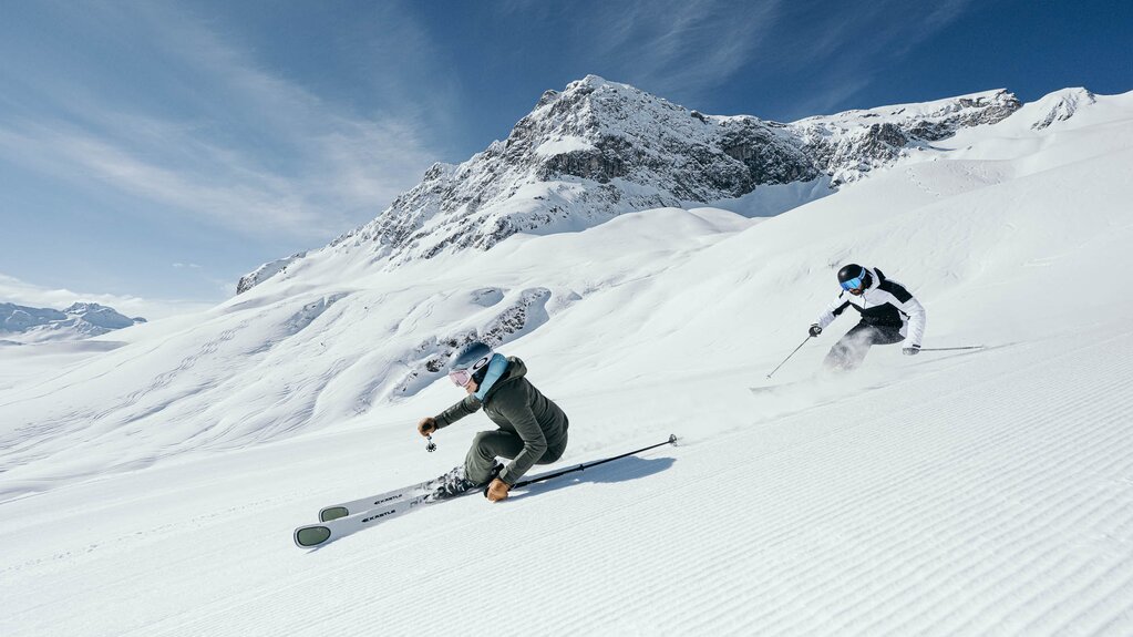 Skifahrer auf den Pisten am Arlberg