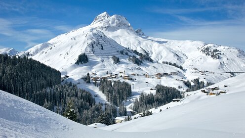 Ausblick auf den Ort Warth-Schröcken im Winter 