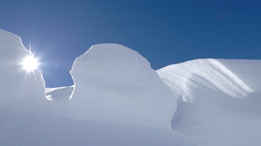 Schneewechte mit Sonnenschein