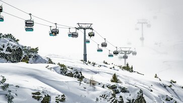 Ein Sessellift im Winter am Arlberg 