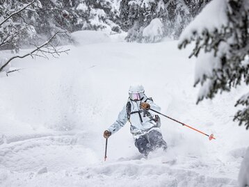 Deep snow skiing off-piste in the Ski Arlberg ski area