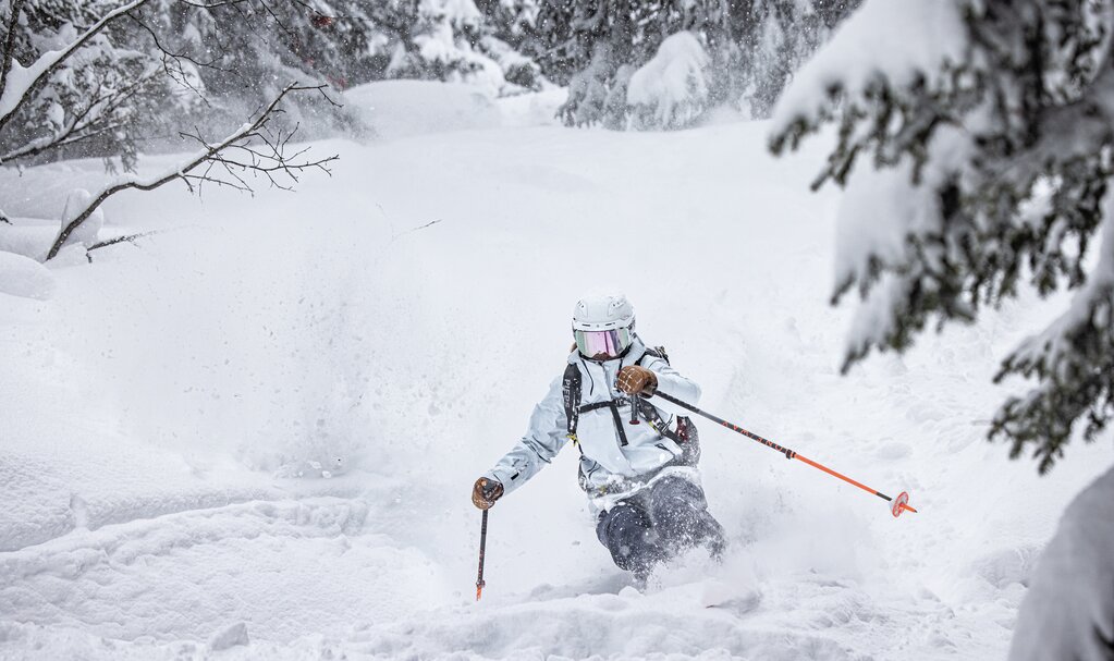Tiefschneefahren - Ski Arlberg Tiefschneefahrer abseits der Piste im Skigebiet Ski Arlberg