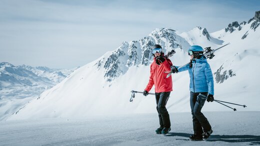 Skifahrer auf den Arlberger Gipfeln