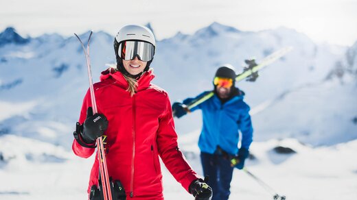 A female skier and a male skier in the ski resort Lech Zürs am Arlberg