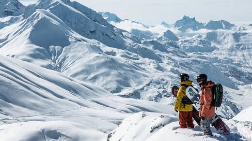 Zwei Snowboarder beim Freeriden am Arlberg