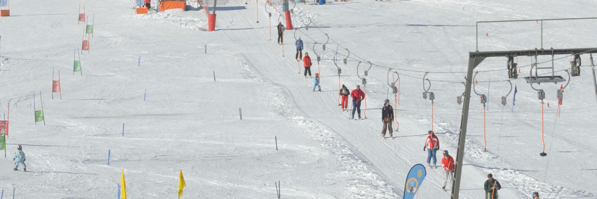 Kinder beim Skifahren am Flühenlift in Lech