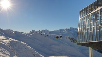 Bergstation der Flexenbahn im Winter