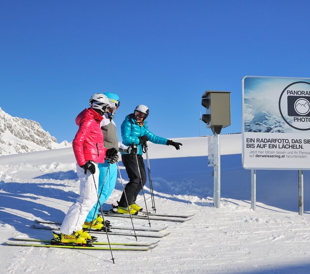 Skifahrer beim Photopoint in Lech am Arlberg.