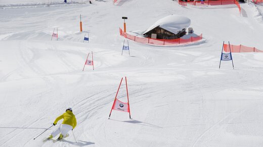 Skifahrerin bei der Race-Area beim Hinterwieslift in Lech.