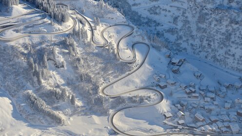 Passstraße des Arlbergpasses mit zahlreichen Kurven im Winter