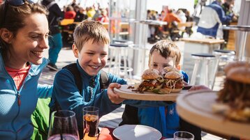 Familie beim Mittagessen in der Ski Lounge in Warth-Schröcken