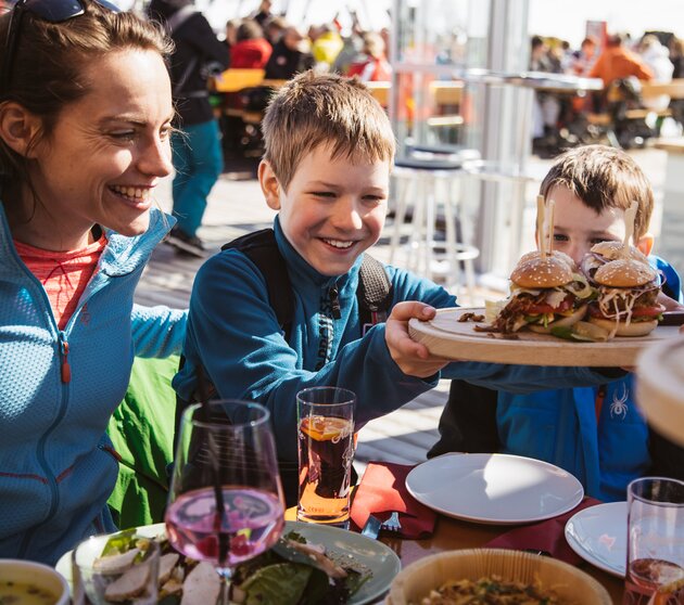 Familie beim Mittagessen in der Ski Lounge in Warth-Schröcken
