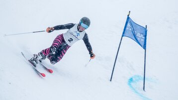 Skifahrer auf der Skirennstrecke Salober in Warth-Schröcken