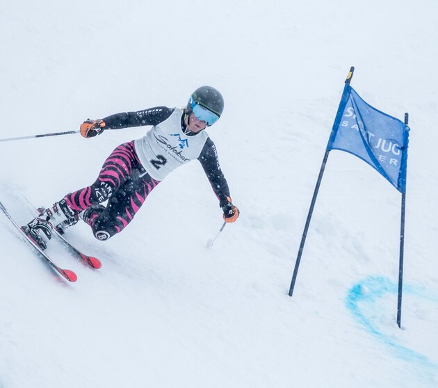 Skirennstrecke Salober Skifahrer auf der Skirennstrecke Salober in Warth-Schröcken