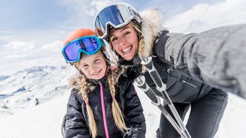 Mutter und Tochter beim Skifahren in der Region Warth-Schröcken