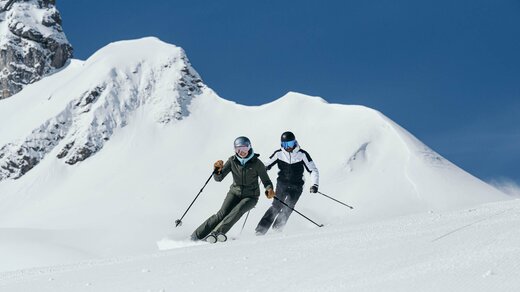 Skifahrer auf den Pisten von Ski Arlberg