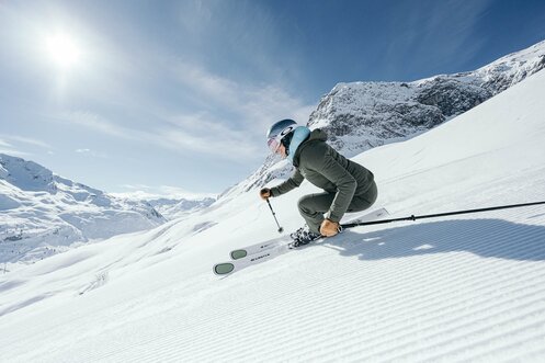 Skifahrerin auf frisch präparierten Pisten