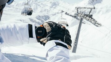 erster Skifahrer auf den Skipisten am Arlberg