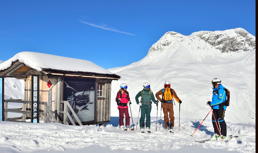 Ski group in front of the Infopoint Langer Zug
