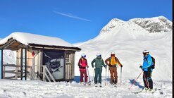 Ski group in front of the Infopoint Langer Zug