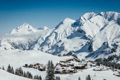 Ski Arlberg West im Winter mit hohen Bergen im Hintergrund.