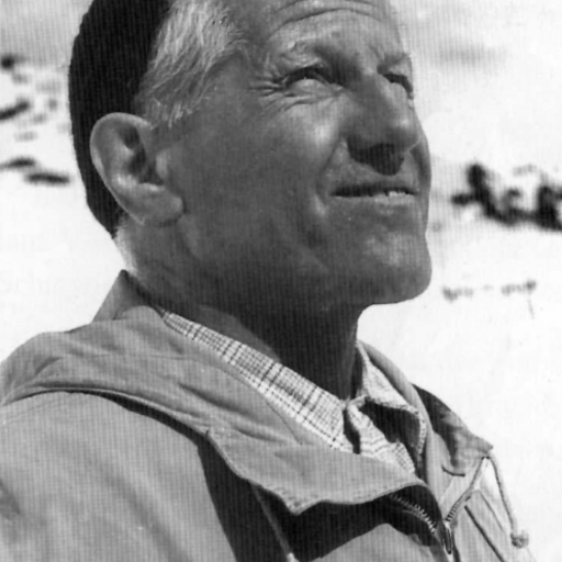 Ein Mann mittleren Alters schaut unter freiem Himmel nach oben.