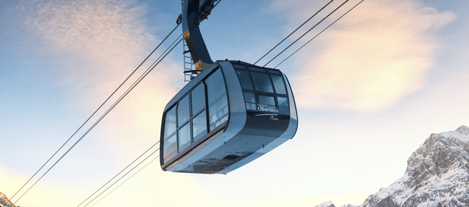 Seilbahn in der Skiregion Lech Zürs bei Sonnenuntergang.