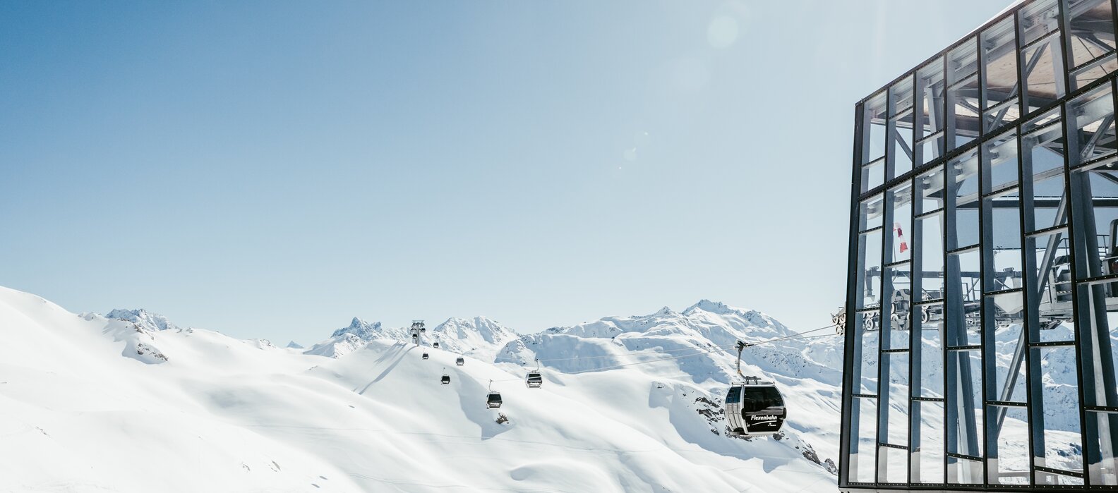 Bergstation einer Seilbahn über schneebedeckten Bergen in der Skiregion Lech Zürs.