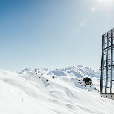 Bergstation einer Seilbahn über schneebedeckten Bergen in der Skiregion Lech Zürs.