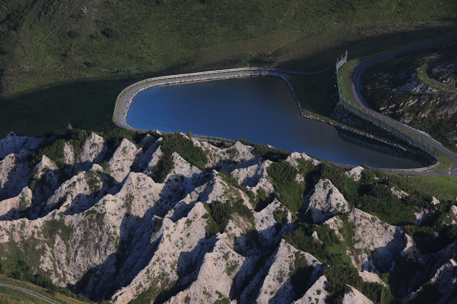 Reservoir in the mountain landscape of the Green Ring hiking trail.