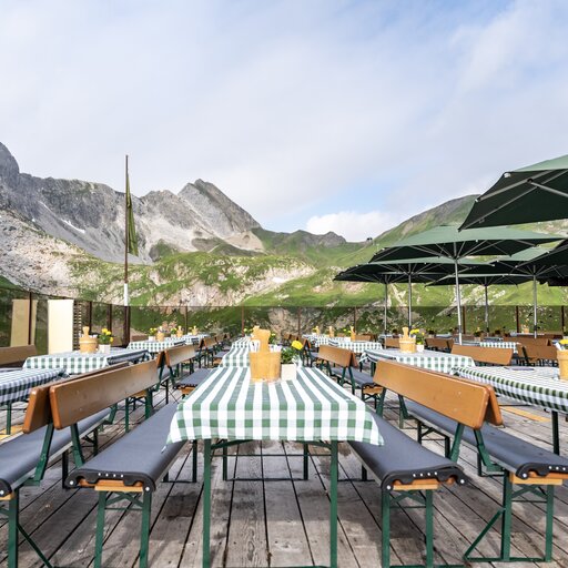 Terrace overlooking Seekopf nature mountain, with traditional tablecloths and umbrellas.