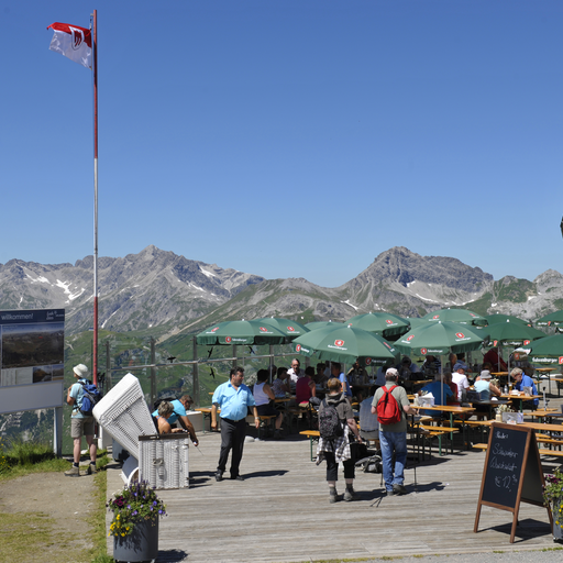 People enjoying the restaurant with a view at Rüfikopf.