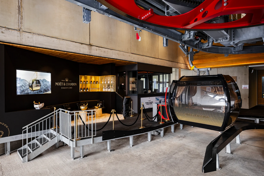 Champagner Salon mit luxuriöser Champagner Gondel.