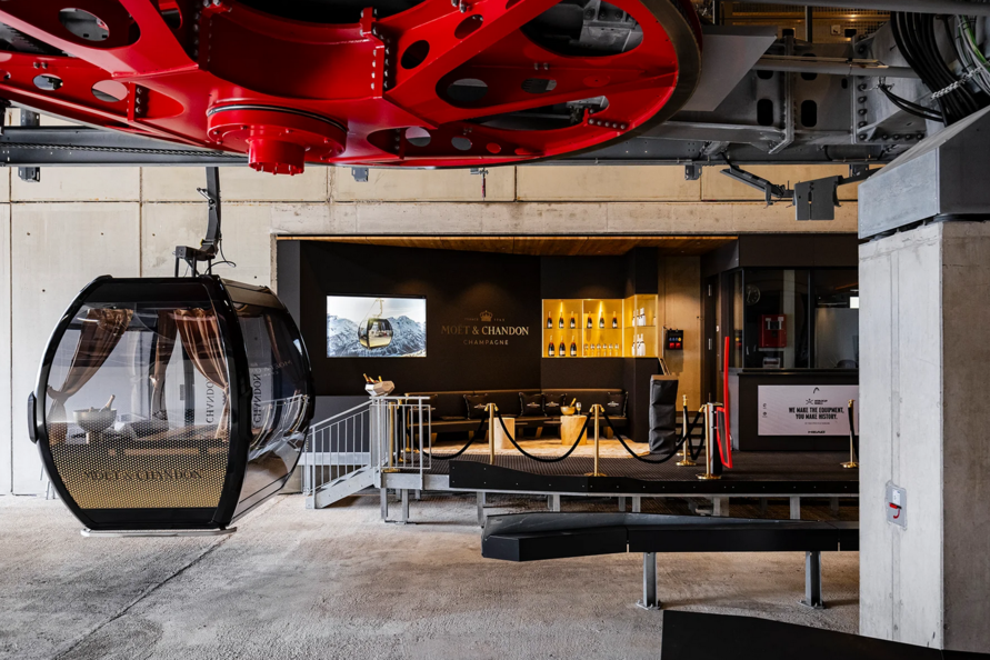 Gondelstation mit Moët & Chandon Champagner Lounge im Hintergrund.