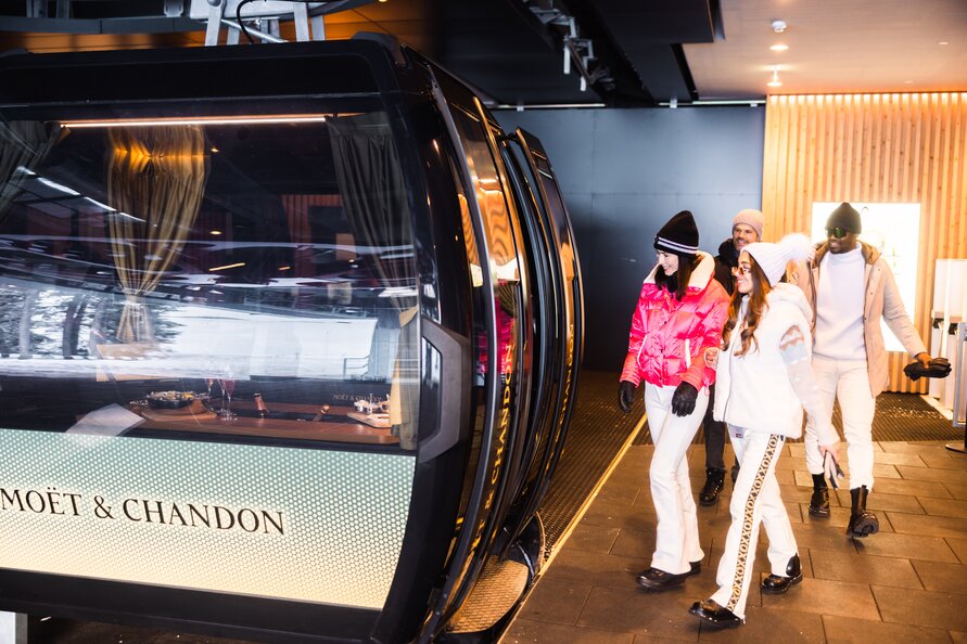 Personen steigen in eine Champagner Gondel von Moët & Chandon ein.