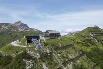 Panorama of the Balmalp cable car station in a green mountain landscape.