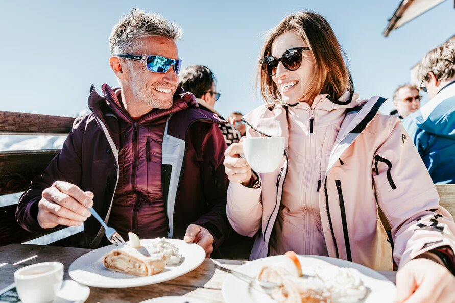 Couple enjoying coffee and dessert on the terrace at Balmalp.