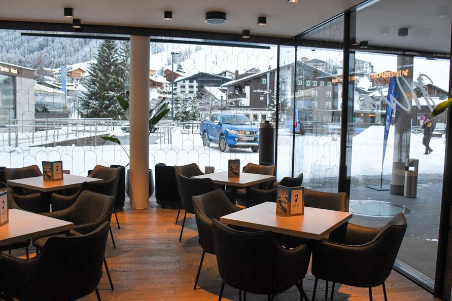 Das Bistro Mila mit gemütlichen Sitzgelegenheiten und großen Panoramafenstern.