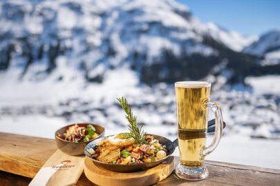 Ein Glas Bier und eine Kartoffelgröstel auf der Rud Alpe.