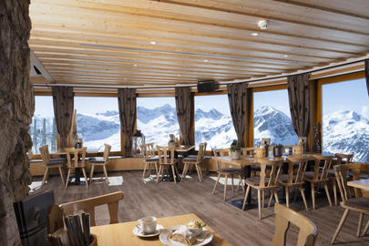 Einladendes Rüfikopf Restaurant mit herrlichem Bergblick.