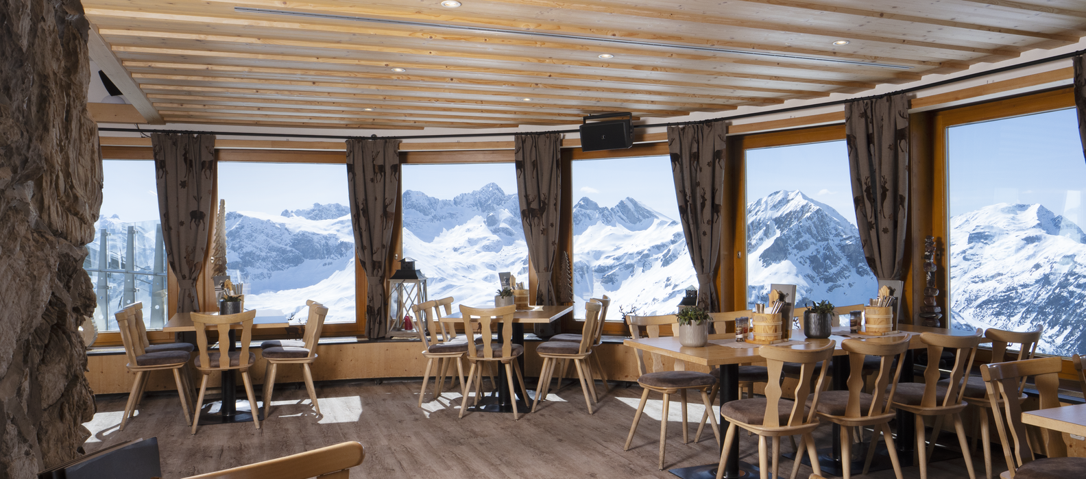 Einladendes Rüfikopf Restaurant mit herrlichem Bergblick.